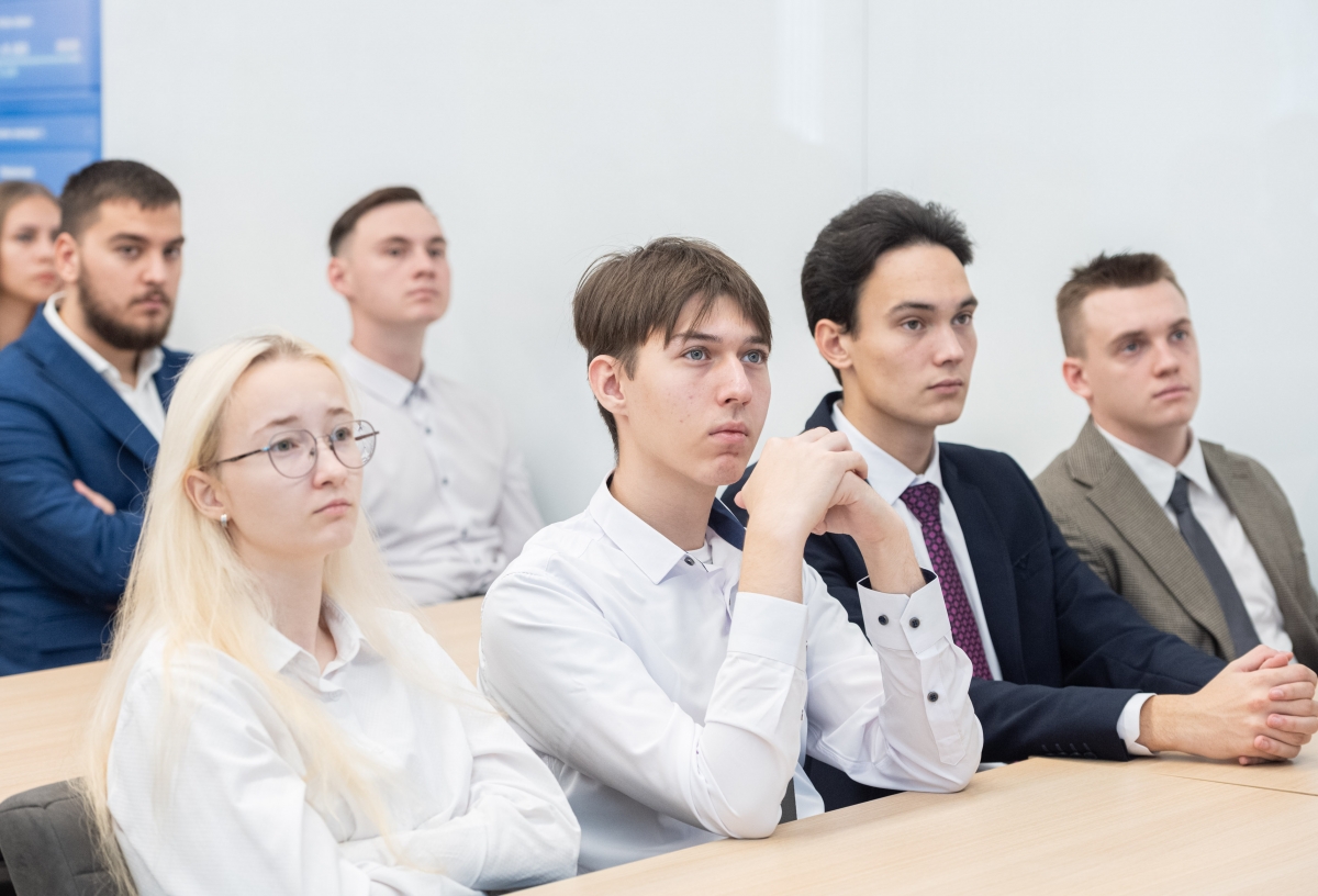 Омский НПЗ набирает «инженеров будущего»: 33 первокурсника подписали целевые договоры