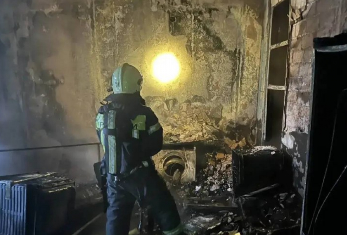 Пожар в омских Кузьминках мог начаться при жарке блинов —  на кухне загорелся натяжной потолок