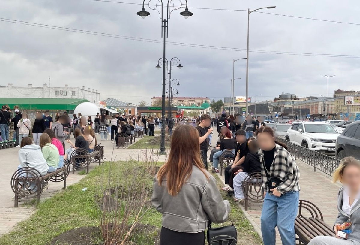 «Почему собственники и продавцы должны все это отмывать и нюхать?» Омские власти ответили недовольным молодежными тусовками на Любинском