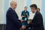 Виктор Назаров вручил паспорта новым гражданам России