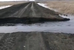 «Люди скоро окажутся на острове» — промоина пополам разделила дорогу в Колосовском районе Омской области