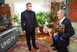 Александр Бурков лично поздравил омского ветерана с днем рождения и юбилеем Великой Победы