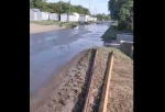 «Еще чуть-чуть и начнутся фонтаны» — в Омске из-за гнилых труб затопило улицу Харьковскую