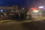 В Омске на перекрестке внезапно взорвалась и загорелась машина