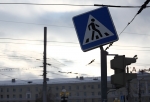 В Омске пешеход выскочил на «красный» и попал под колеса