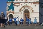 «Пофиг, пляшем!»: в разгар пандемии на крыльце омского Успенского собора устроили коллективные танцы