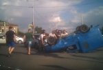 В Омске в ДТП перевернулся «каблучок»: более 10 мужчин спасли водителя и поставили машину на колеса (Видео)