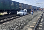 В Омской области товарный поезд снес легковушку с двумя женщинами и ребенком