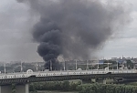 В центре Омска спасатели тушат крупный пожар — горит частный дом у метромоста