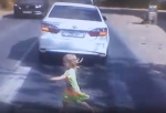 Появилось видео наезда на пятилетнюю девочку в Омске