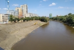 В центре Омска появятся девятиметровые качели и высокие стулья для обзора реки