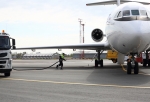 В омском аэропорту рабочие устроили аварию с багажной тележкой, повредили самолет и попали на полмиллиона