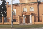 Омская епархия восстановила снесенный двухколонный  портик у центрального входа в здание управления