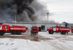 В мощном пожаре на омском складе с пластиком ликвидировали открытый огонь — на месте продолжают работать спасатели