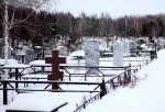 Замерзающего омича без сознания нашли в сугробе на кладбище
