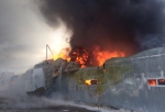 Крупный пожар на складе в Омске удалось потушить только к утру