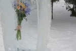 Омичи сравнили глыбы льда с цветами внутри в Выставочном сквере с памятниками