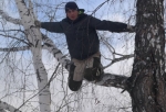 «С березы в этом году не слезу» - омскому тиктокеру Алексею Дудоладову придется ловить интернет на дереве еще как минимум 4 месяца