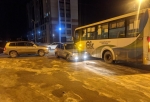 В Омске пассажирский автобус попал в тройное ДТП