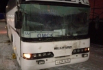 Пассажиры среди полей толкали автобус, сломавшийся по дороге из Омска, и заявили, что не дождались помощи от спасателей (Обновлено)