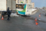 В Омске пассажирский автобус столкнулся с грузовиком – оба вылетели на пешеходную зону