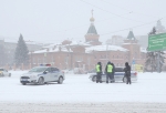 Коллапс в аэропорту, закрытые трассы, 9-балльные пробки, снежные завалы — фоторепортаж с омских улиц после сильнейшей метели