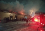 Под утро в Омске загорелся огромный продуктовый склад