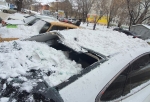 В центре Омска сошедший с крыши снег пробил стекло припаркованного автомобиля