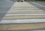 В Омске водитель едва не сбил школьницу на пешеходном переходе – ВИДЕО