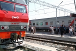 В Омске грузовой поезд насмерть сбил молодую женщину, которая шла за ребенком 