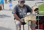 Омичи разыскивают родственников известного в городе уличного барабанщика Михаила Удалова