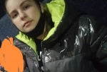 В Омске полиция разыскивает девочку-подростка, одетую в куртку с ярким капюшоном