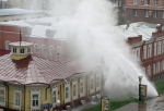 В Омске на улице Тарской из-за коммунальной аварии образовался мощный фонтан (Видео, обновлено)
