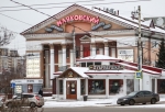 Владелица закрылась в здании, поэтому пришлось выломать дверь: в центре Омска сносят кафе «Дубравушка»