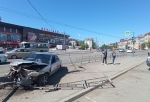 В Омске водитель такси врезался в машину, снес пешеходов на «островке безопасности» и убежал
