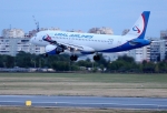 В омском аэропорту облили водой самолет из Азербайджана (фото)