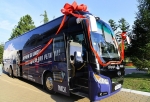 Губернатор Александр Бурков подарил омскому «Иртышу» новый автобус