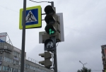 В Омске пришлось установить новые светофоры с бело-лунным миганием, чтобы автомобилисты начали замечать пешеходов