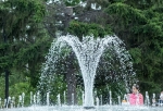 «Грязная и зеленая вода»: омичи возмущены состоянием фонтана у окружной администрации (Обновлено)
