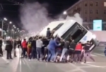 Пассажиров маршрутки, которая попала в жуткое ДТП в центре Омска, спасали десятки очевидцев (видео)
