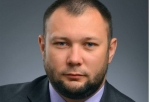 Омского депутата-спортсмена, который разбил стекло в подъезде, взяли в молодежный парламент при Госдуме