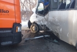 В Омске в ДТП между грузовиком и маршруткой пострадали три человека — дорога в месте аварии была не очищена от снега