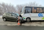 В аварии с пассажирским автобусом на Красноярском тракте пострадали три человека