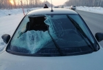На трассе Тюмень — Омск машине пробило стекло снежным комом, слетевшим с фуры: пассажир получил контузию глаз