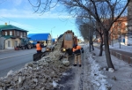 Дорожные службы Омска круглосуточно убирают городские улицы