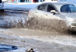 Омичи массово жалуются на затопленные улицы и сошедший вместе со снегом асфальт (Фото, видео)