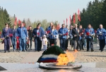 Омские единороссы, молодогвардейцы и волонтеры возложили цветы к мемориалам в парке Победы
