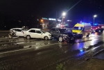В Омске внедорожник влетел в стоящие автомобили: пострадали четыре человека