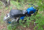 На омской трассе пассажир на ходу упал с мотоцикла — водитель  скрылся