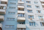 В Омске с балкона пятого этажа спасли малышку – она пыталась позвать помощь для мамы